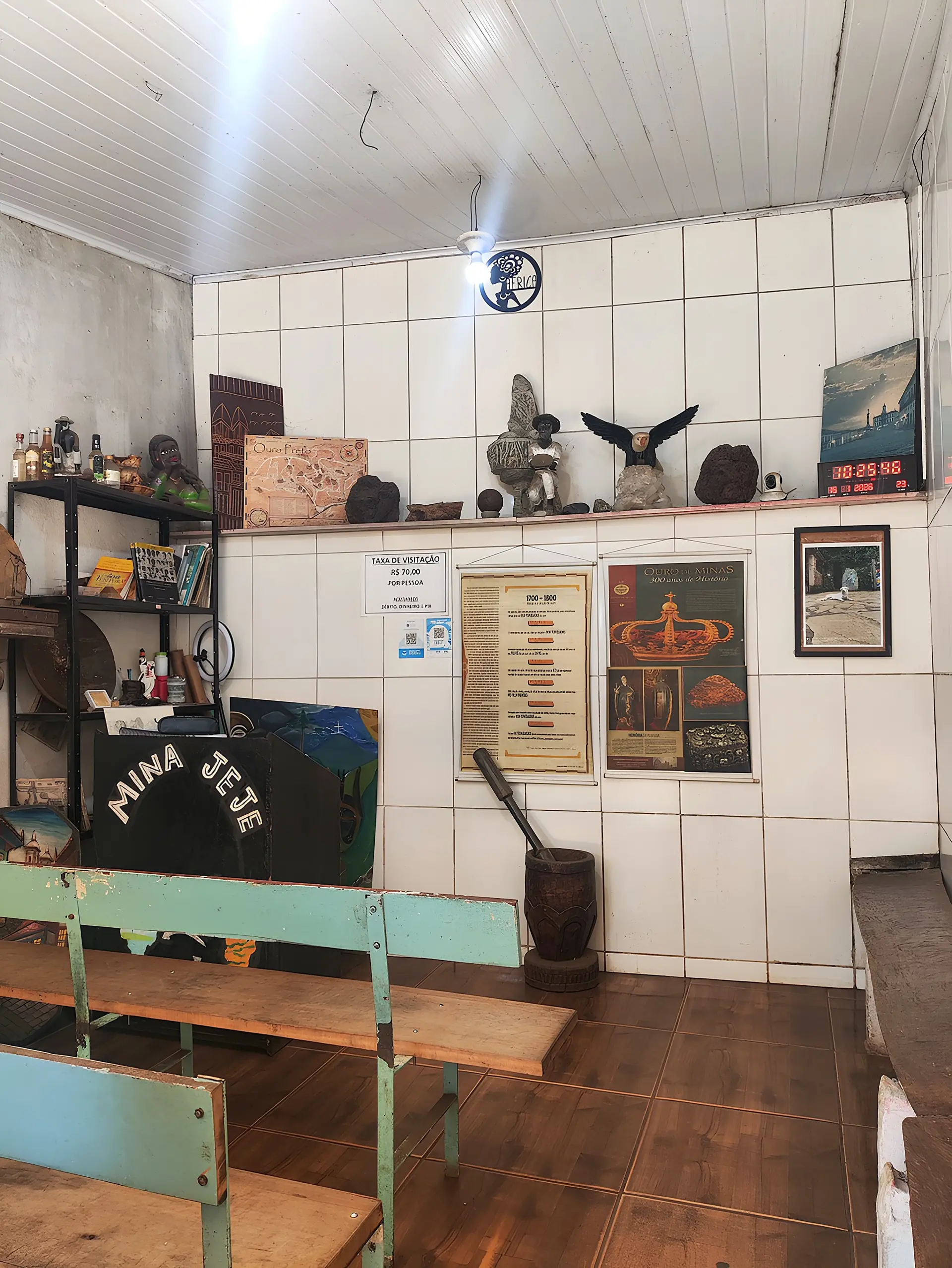 Sala com objetos antigos de mineração e quadros
